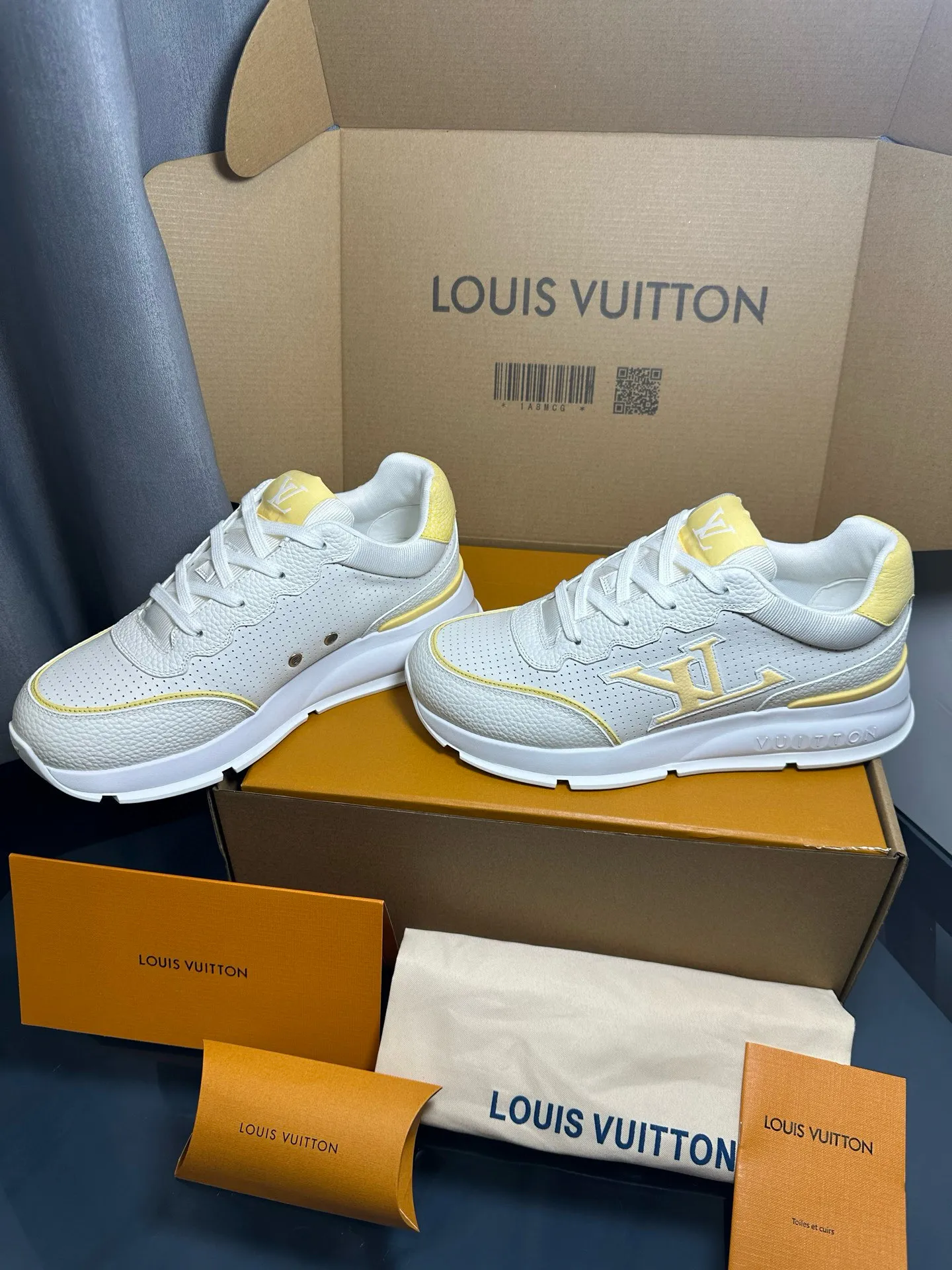 Factory price: 700💰🌈LV | Louis Vuitton 2025𝐬𝐬 🧡💚2025 spring and summer new style top version‼ ️The original version is the same. The counter focuses on the latest casual shoes and new hard goods🆕 ❥Purchasing agent level! Full of high-end feel! A popular model among bloggers at home and abroad, it’s retro and fashionable, and looks stunning on your feet! Wear a lot of happiness! The official website's main recommendation★ ━━━━━ ЅᏇєєt ━━━━━ ▪️Upper: Original custom-made imported calfskin fabric ▪️Inner: breathable gauze imported from Italy ▪️Outsole: rubber foam ➕t men's men's shoes 💰u high-end outsole ▪️Color: nine colors available ▪️Shoe size: 35-44, (45, 46 customized)